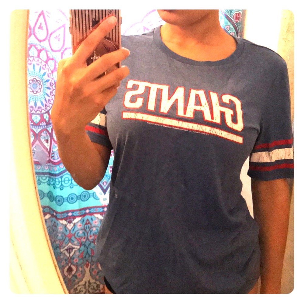Distressed Giants logo tee!